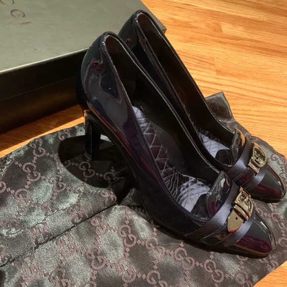 Vintage Navy Gucci heels - Picture 2 of 8